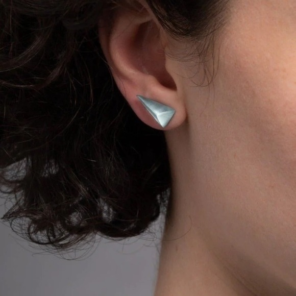 ALEXIS BITTAR NWT Grey Blue Hand Carved Painted Lucite Pyramid Post Earrings - Picture 7 of 10